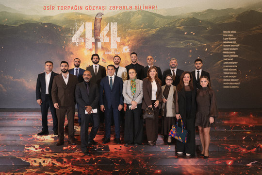 Cast and crew at the premiere backdrop